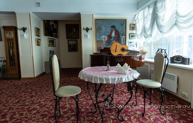 Українців розсмішила їдальня НАЗК у стилі Лувру: епічні фото - фото 346089