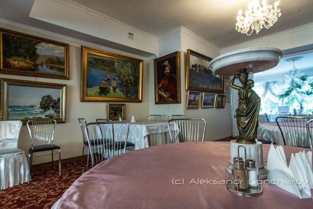 Українців розсмішила їдальня НАЗК у стилі Лувру: епічні фото - фото 346093