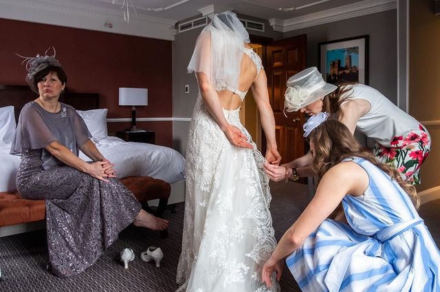 Фотограф робить курйозні, зате правдиві фото на весіллях. Ви будете сміятись до сліз! - фото 346131