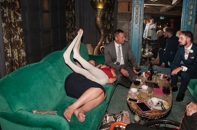 Фотограф робить курйозні, зате правдиві фото на весіллях. Ви будете сміятись до сліз! - фото 346139