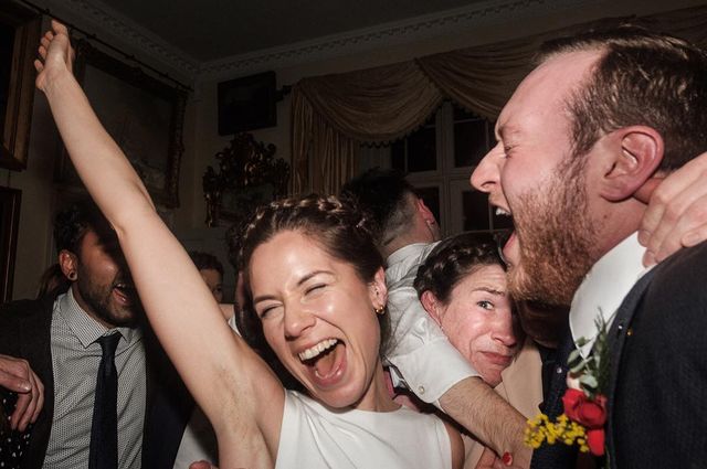 Фотограф робить курйозні, зате правдиві фото на весіллях. Ви будете сміятись до сліз! - фото 346145