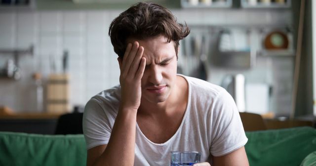 Ви починаєте топити стрес і втому у спиртному - фото 346330