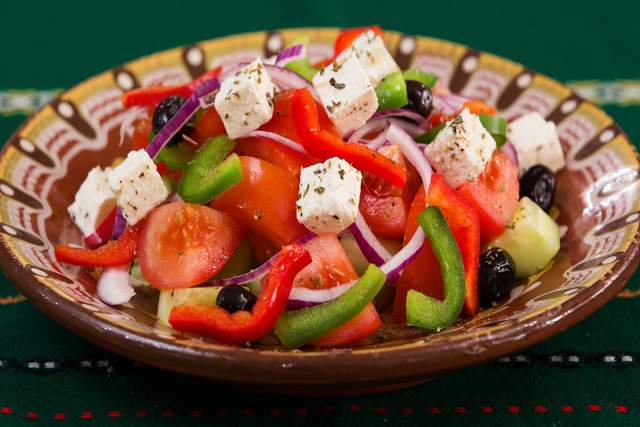 Грецький салат: покрокові рецепти приготування салату з фото - фото 346409
