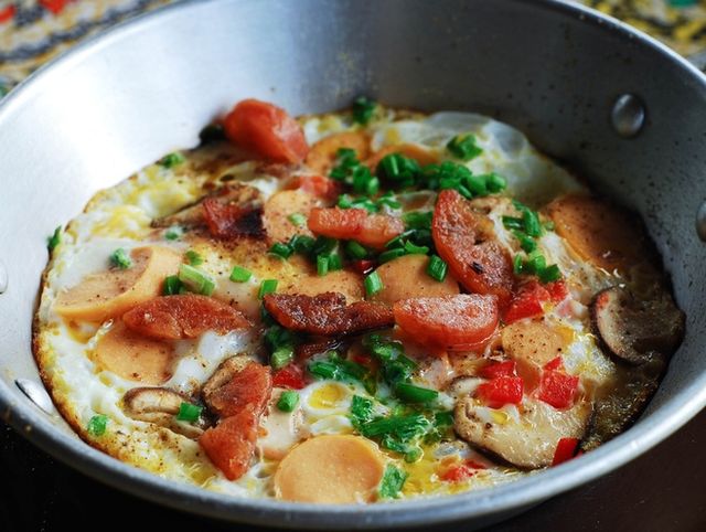 Яйця, хліб і зелень: як приготувати королівський сніданок за кілька хвилин - фото 346420