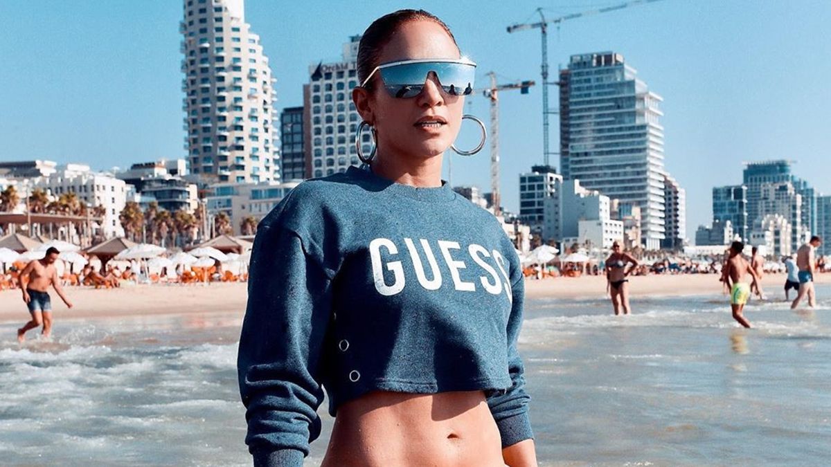 Дженніфер Лопес підкорила мережу гарячим знімком в купальнику