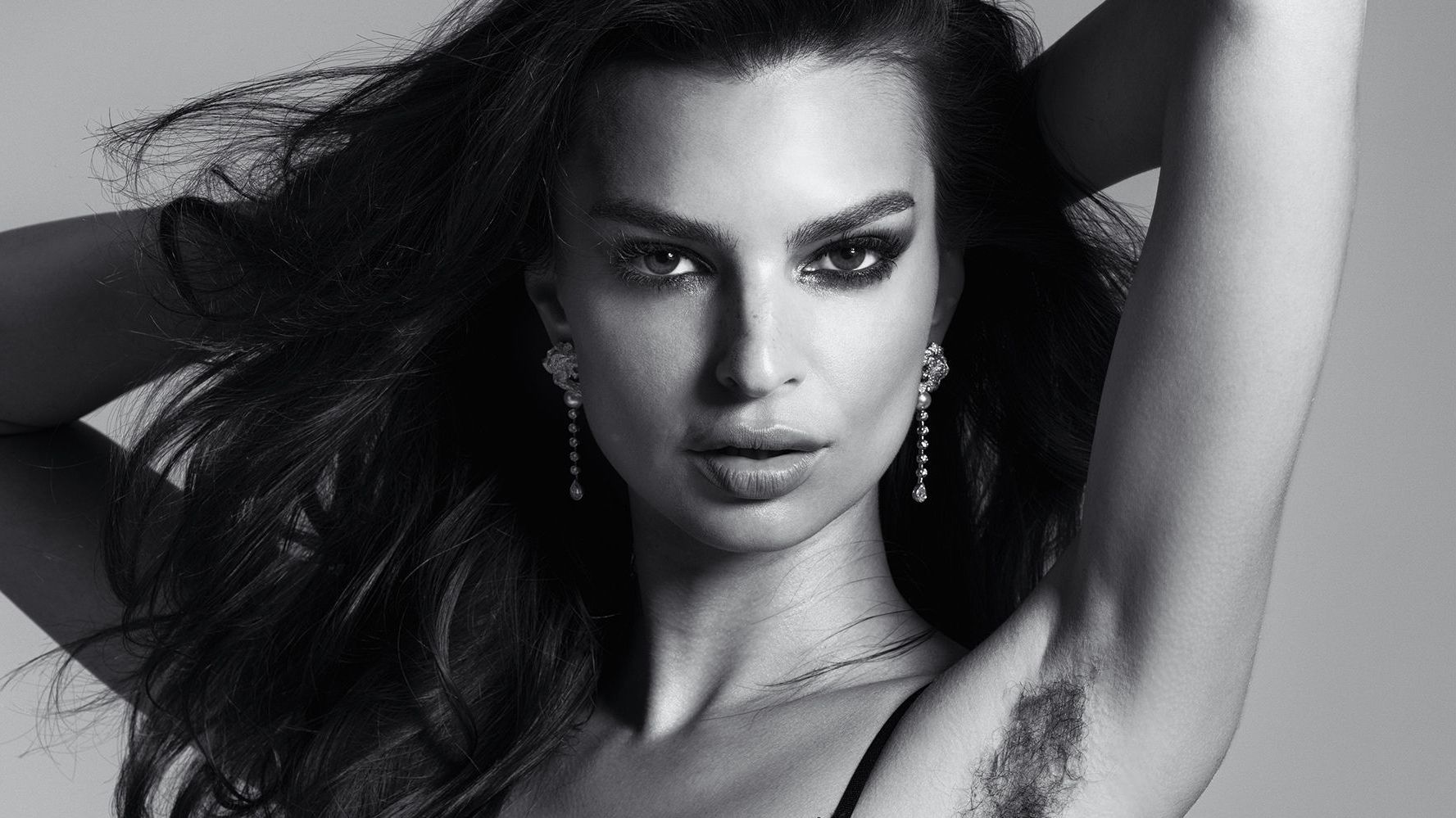 Ратажковскі позує в мереживному бюстгальтері - фото 1