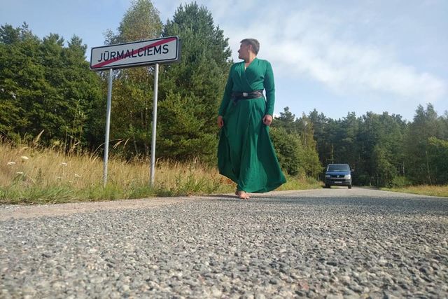 Надія Савченко показала серію знімків у довгій сукні - фото 346688