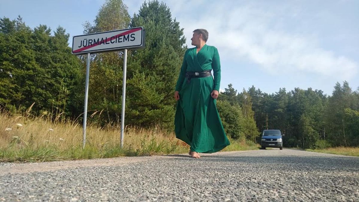 Надія Савченко показала серію знімків у довгій сукні