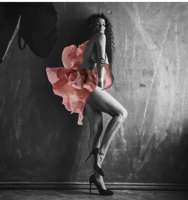 Даша Астаф'єва спокушає довгими ніжками - фото 346759