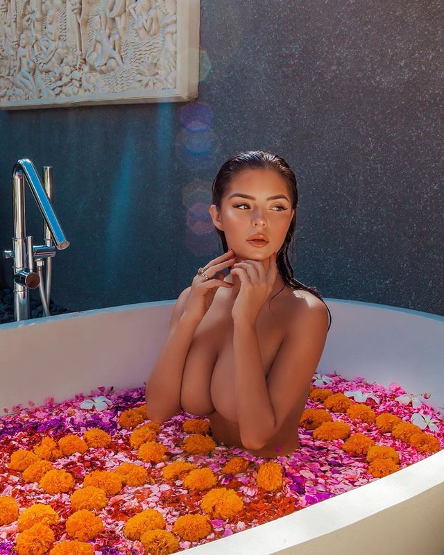 Пишногруда Демі Роуз знялася топлес у ванні (18+) - фото 347014