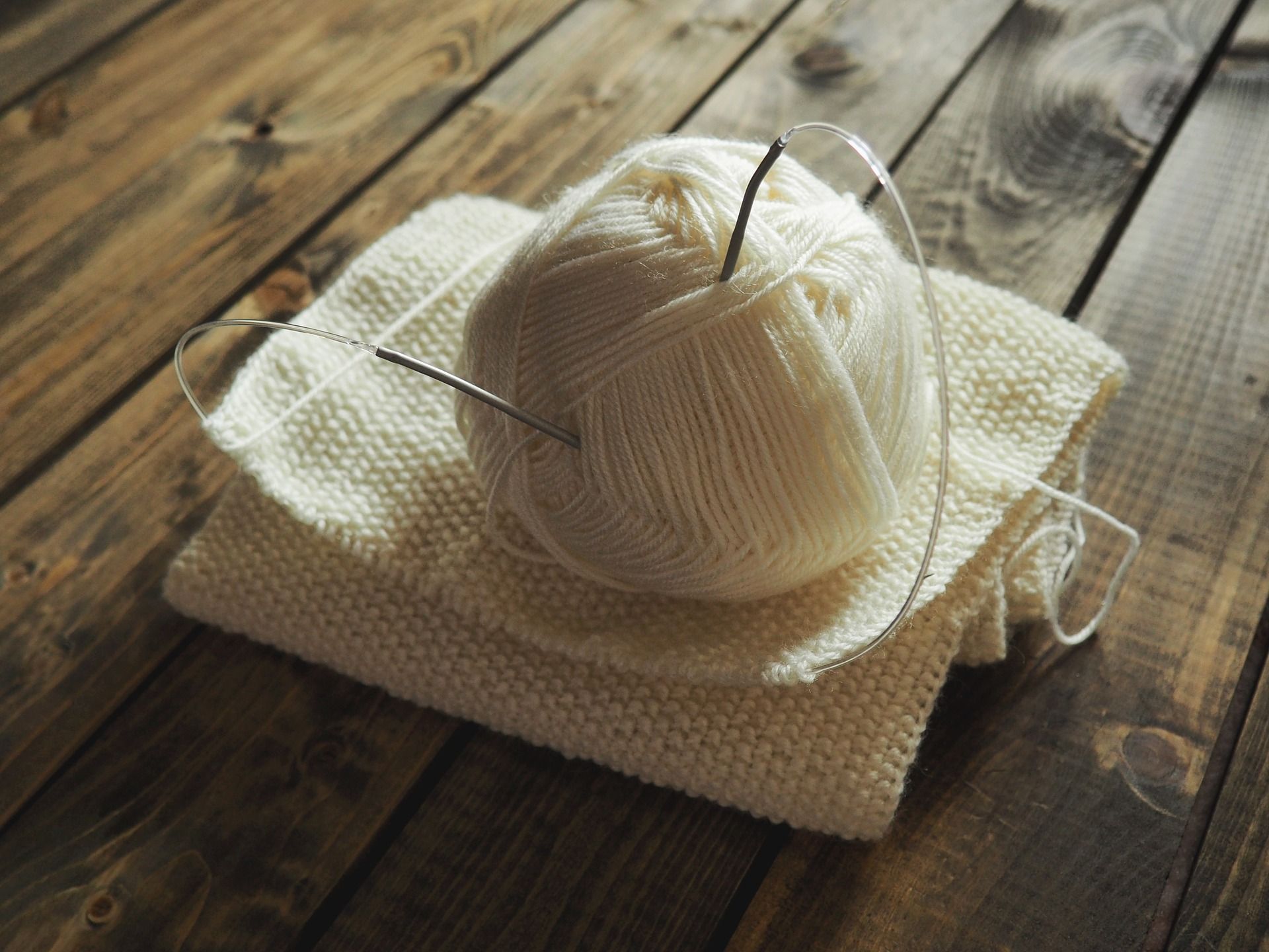 Як заселити нитку в голку: геніальний лайфхак у відео