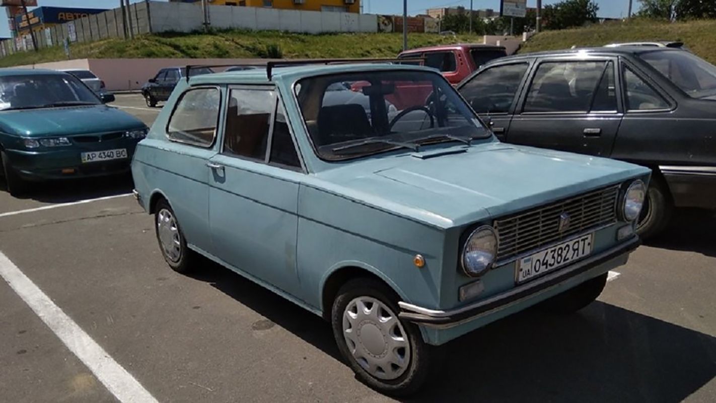 В Україні бачили рідкісне саморобне авто Азов