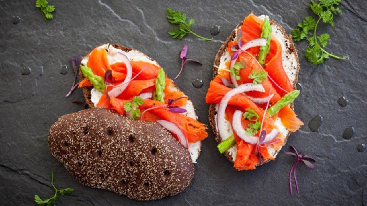 Бутерброд з чорним хлібом - фото 1