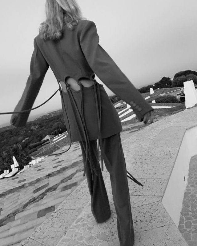 Сексуальна модель знялася в піджаку на голе тіло - фото 347209