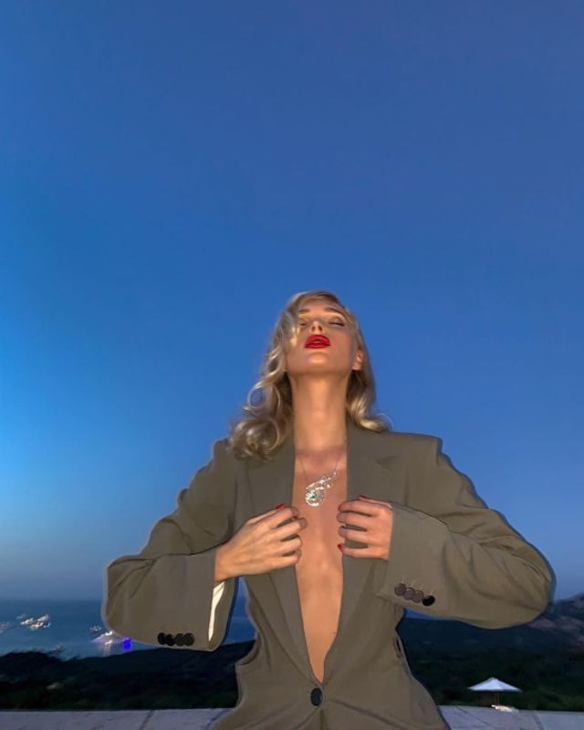 Сексуальна модель знялася в піджаку на голе тіло - фото 347211