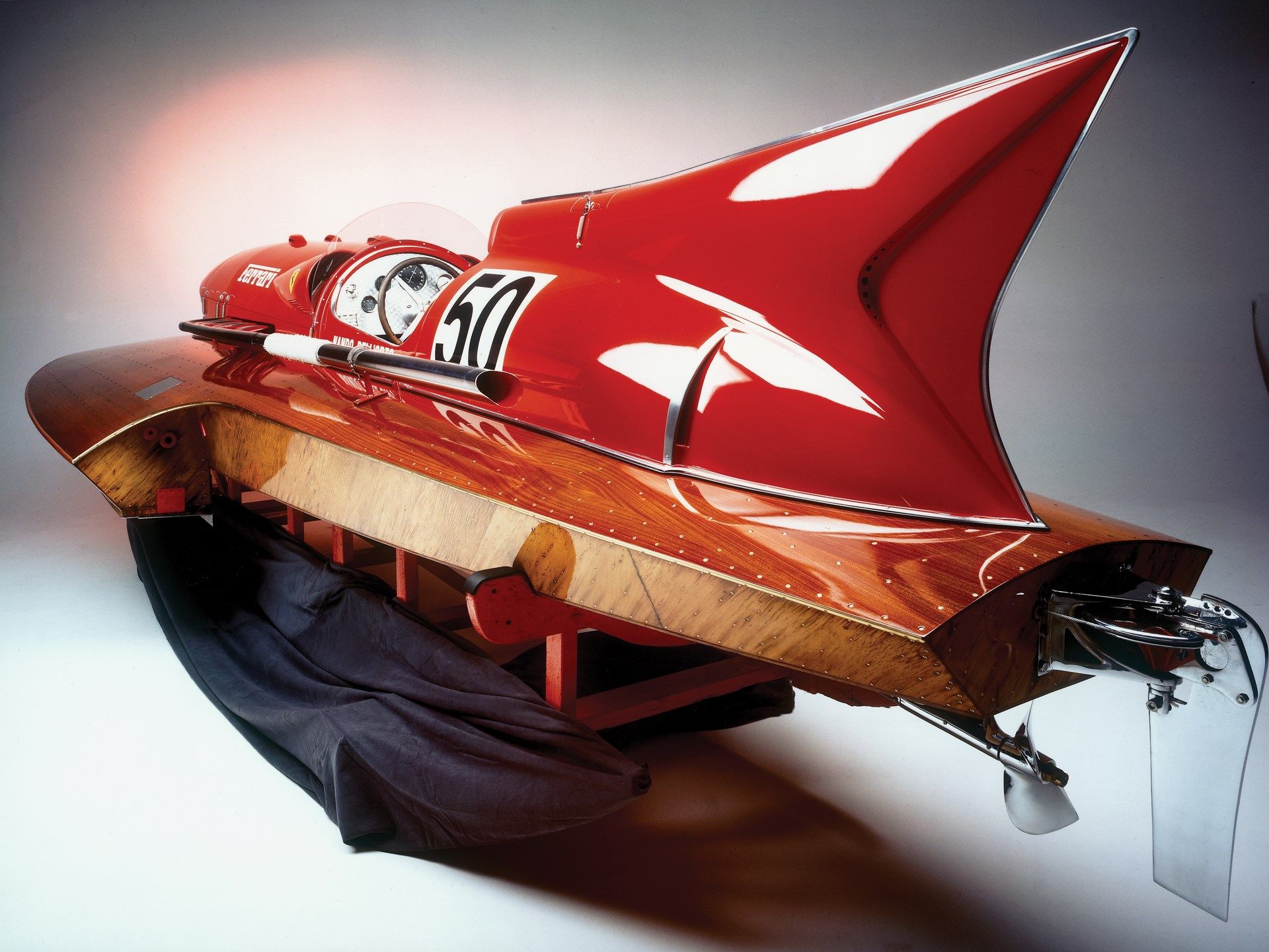 Гоночний катер з двигуном Ferrari пустять з молотка