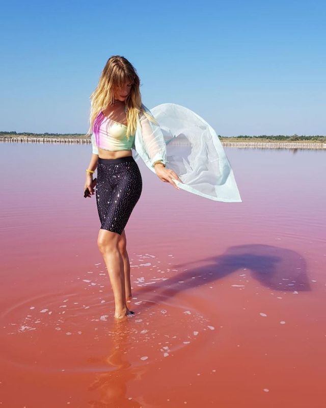 Леся Нікітюк показала ефектні знімки з унікального рожевого озера в Україні - фото 347363