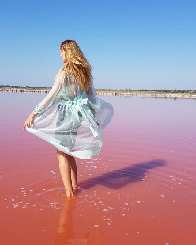 Леся Нікітюк показала ефектні знімки з унікального рожевого озера в Україні - фото 347365