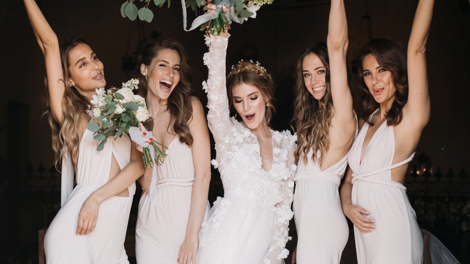 Розпусні подружки нареченої: користувачів мережі здивували наряди дівчат на весіллі