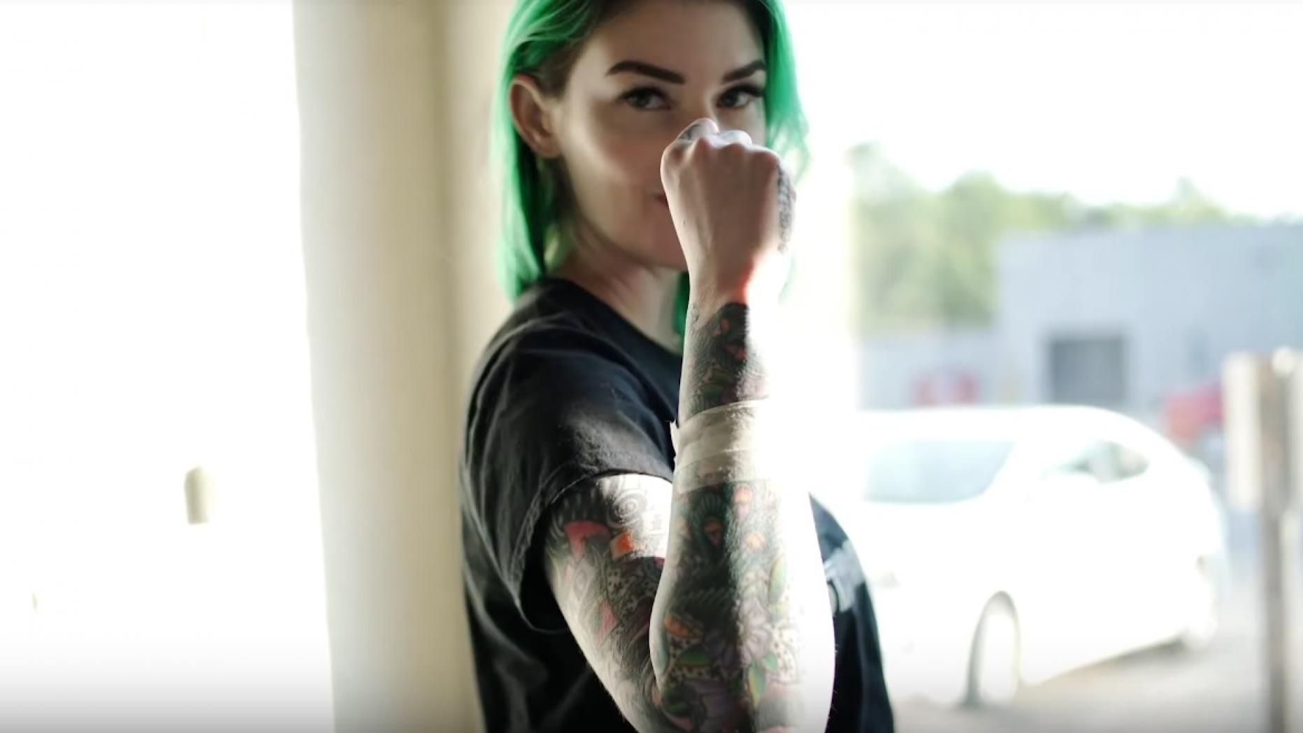 Тепер вона може відкривати свою Tesla однією рукою - фото 1