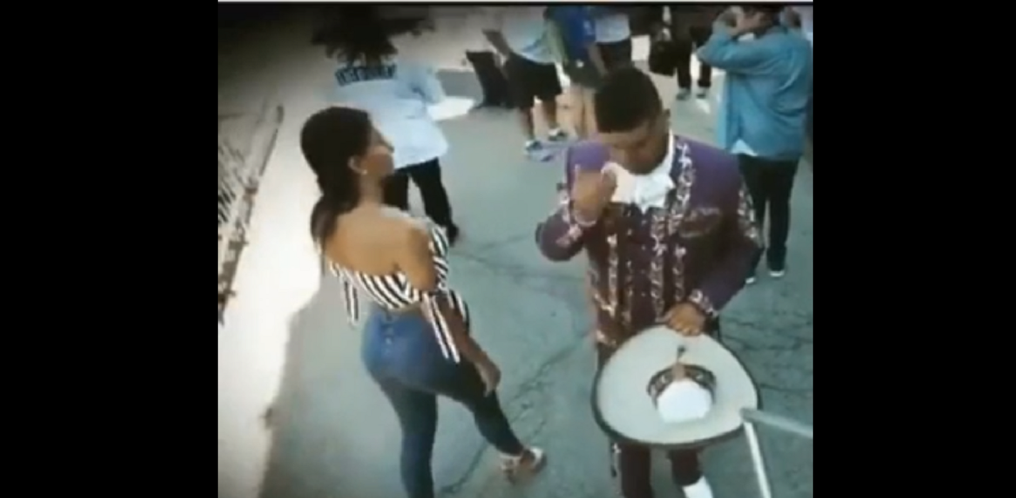 Дуже відданий чоловік підкорив мережу: відеофакт