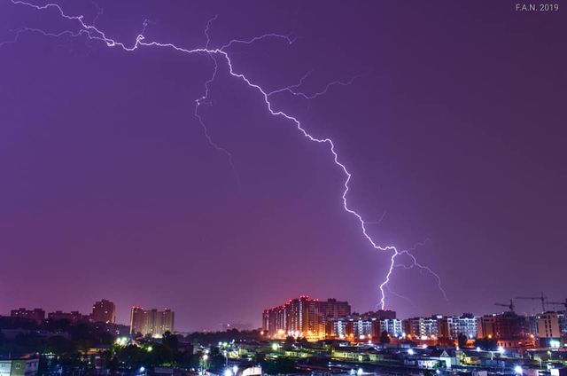 Гроза в Києві: в мережі з'явилися видовищні знімки негоди - фото 347656