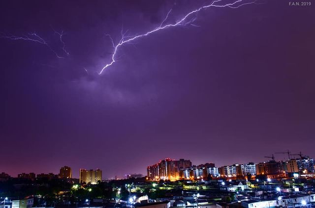 Гроза в Києві: в мережі з'явилися видовищні знімки негоди - фото 347657