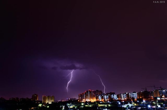 Гроза в Києві: в мережі з'явилися видовищні знімки негоди - фото 347658