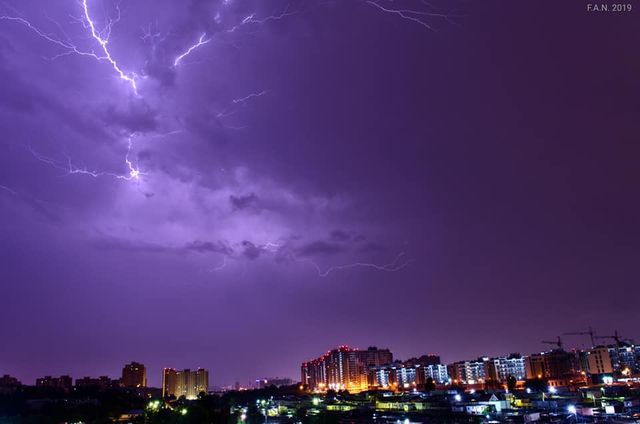 Гроза в Києві: в мережі з'явилися видовищні знімки негоди - фото 347659