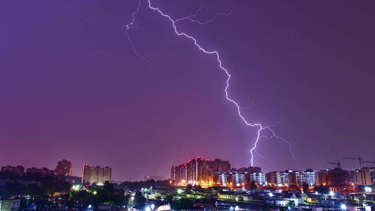 Гроза в Києві: в мережі з'явилися видовищні знімки негоди