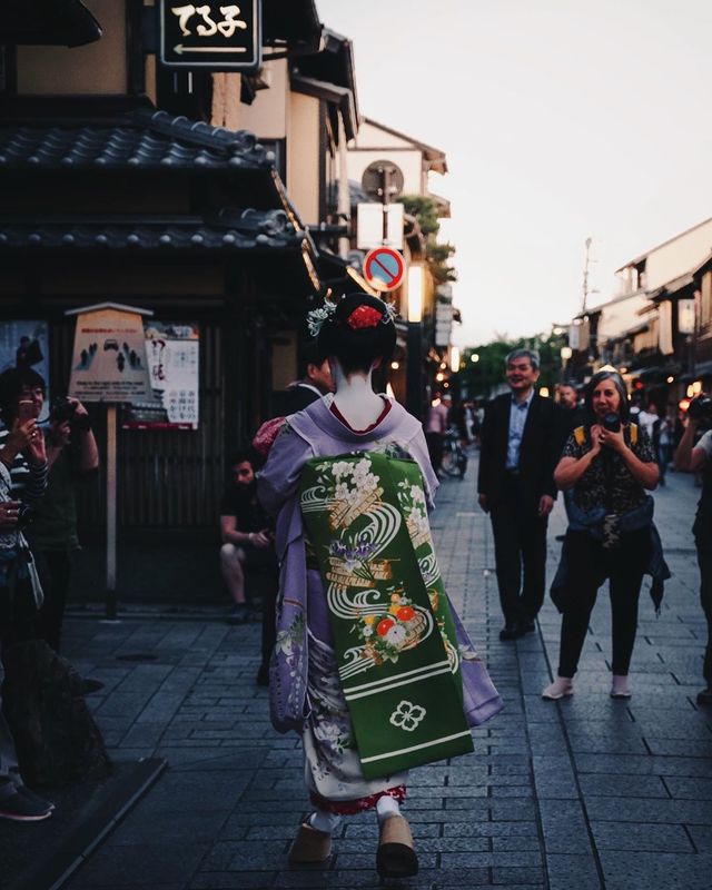 Японія у вуличних фото, які приковують погляд: яскраві кадри - фото 347773