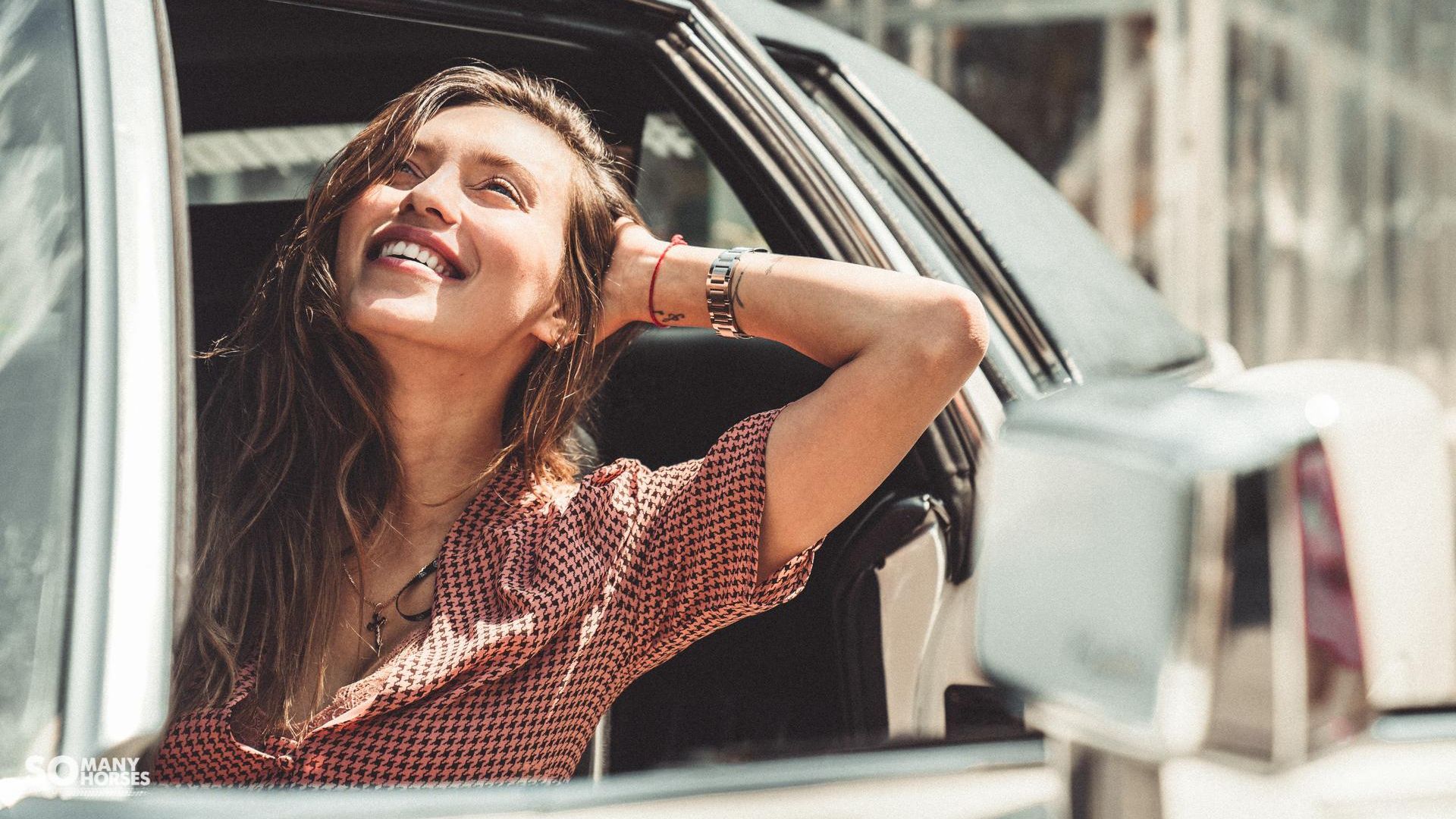 На фото Тодоренко сидить на шезлонгу - фото 1