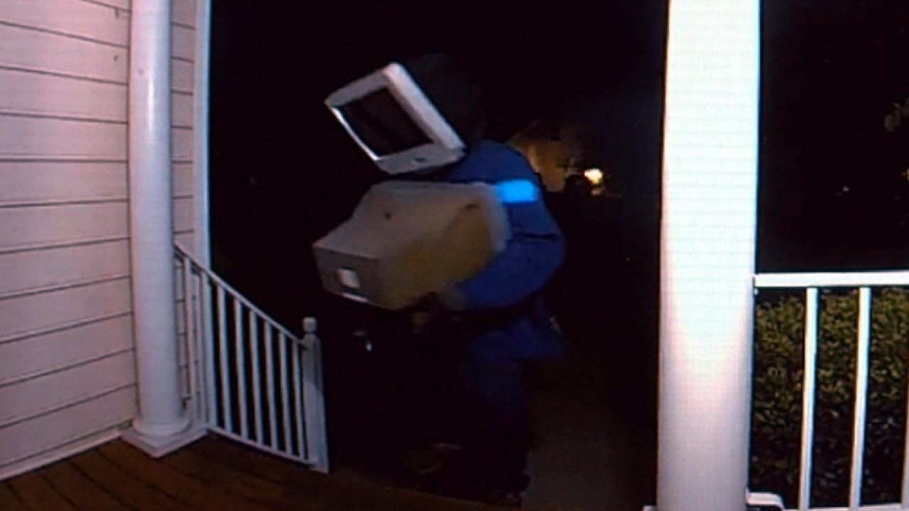 У США людям ночами підкидають старі телевізори: відеофакт