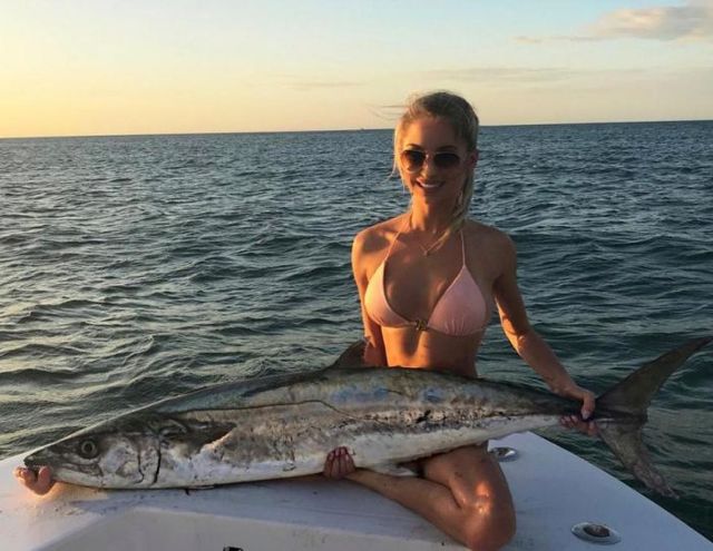 Цю дівчину називають найсексуальнішою рибалкою у світі - фото 348181