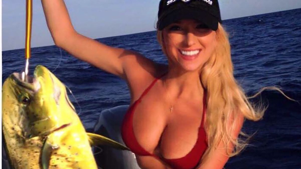 Цю дівчину називають найсексуальнішою рибалкою у світі
