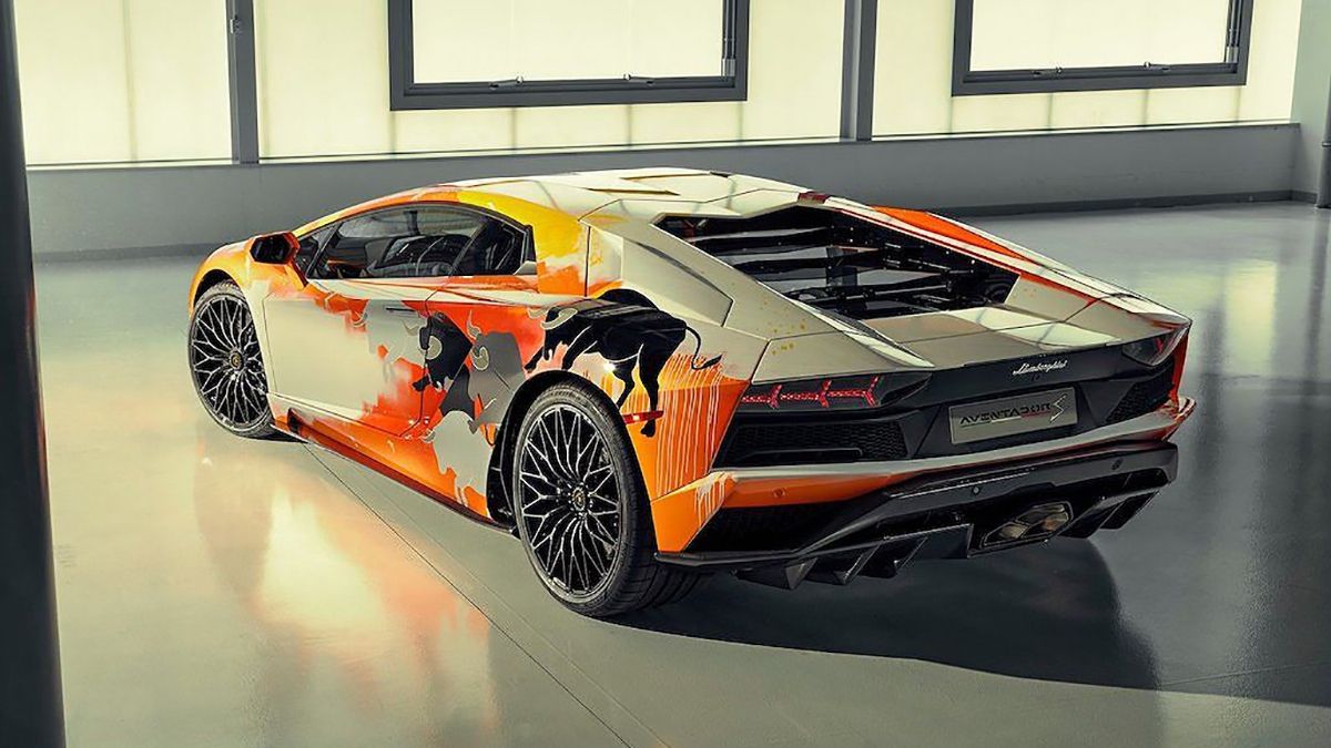 Художник наніс на кузов гіперкару яскраві фарби - фото 1
