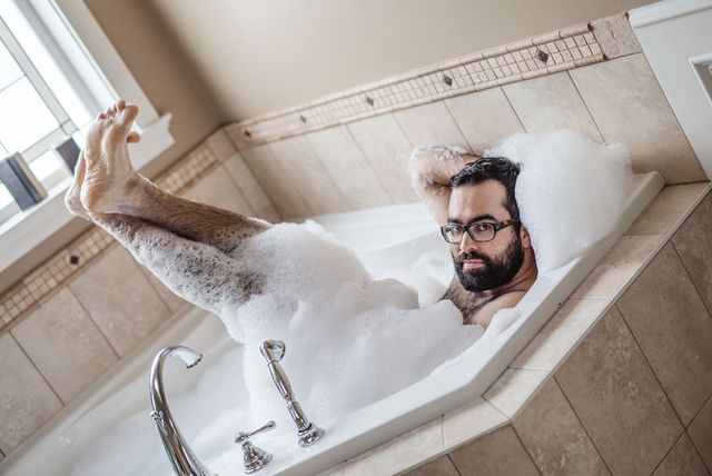 Кумедні хлопці спародіювали найпопулярніші пози дівчат на фото - фото 348350