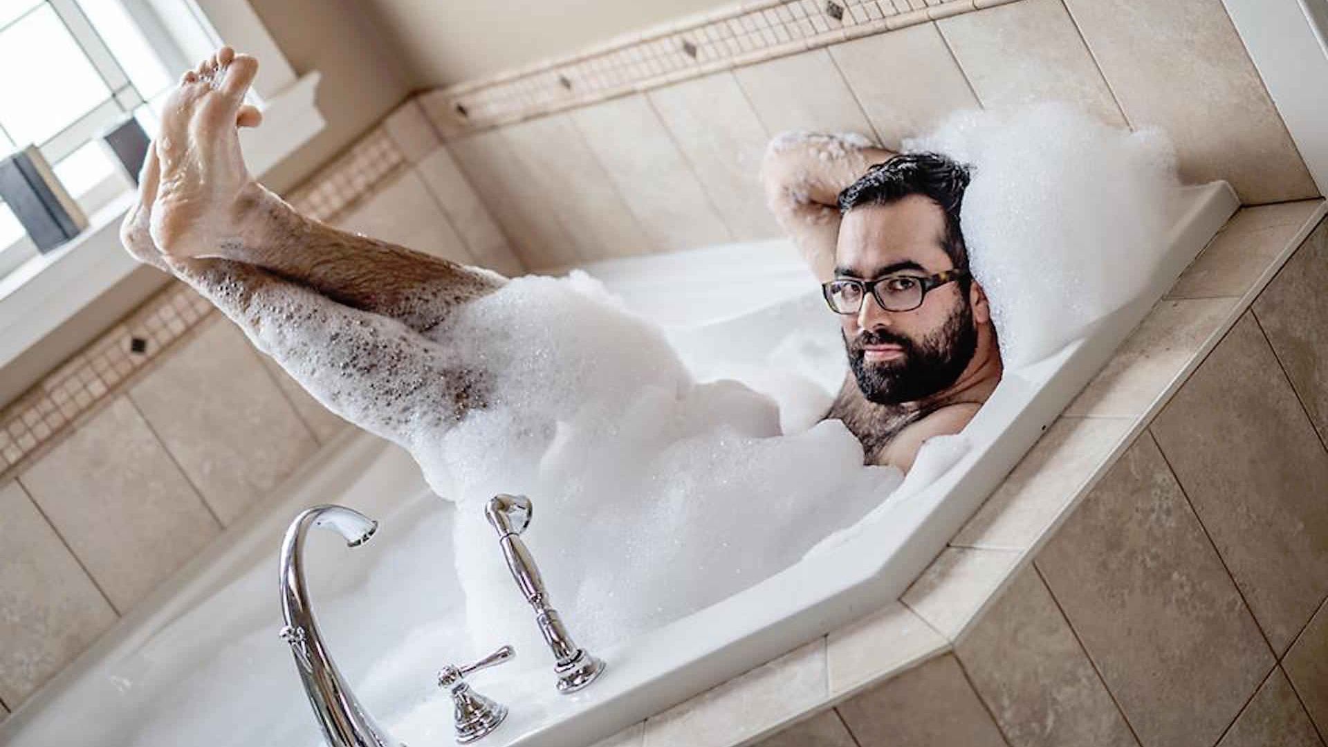 Кумедні хлопці спародіювали найпопулярніші пози дівчат на фото