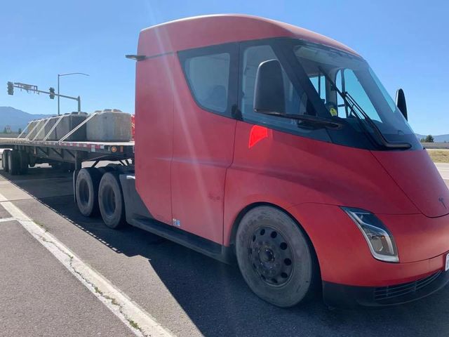 Відмінний результат: скільки на одному заряді може проїхати Tesla Semi - фото 348395