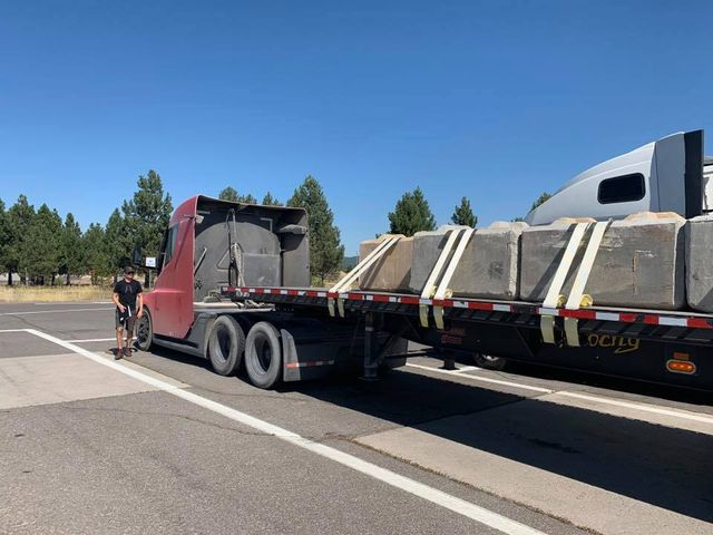 Відмінний результат: скільки на одному заряді може проїхати Tesla Semi - фото 348396
