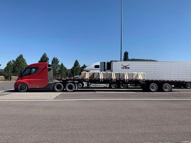 Відмінний результат: скільки на одному заряді може проїхати Tesla Semi - фото 348397