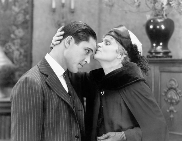 Матусині синочки теж нікому не потрібні - фото 348437