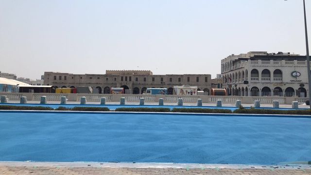 У столиці Катару дорогу пофарбували в синій колір: фотофакт - фото 348461