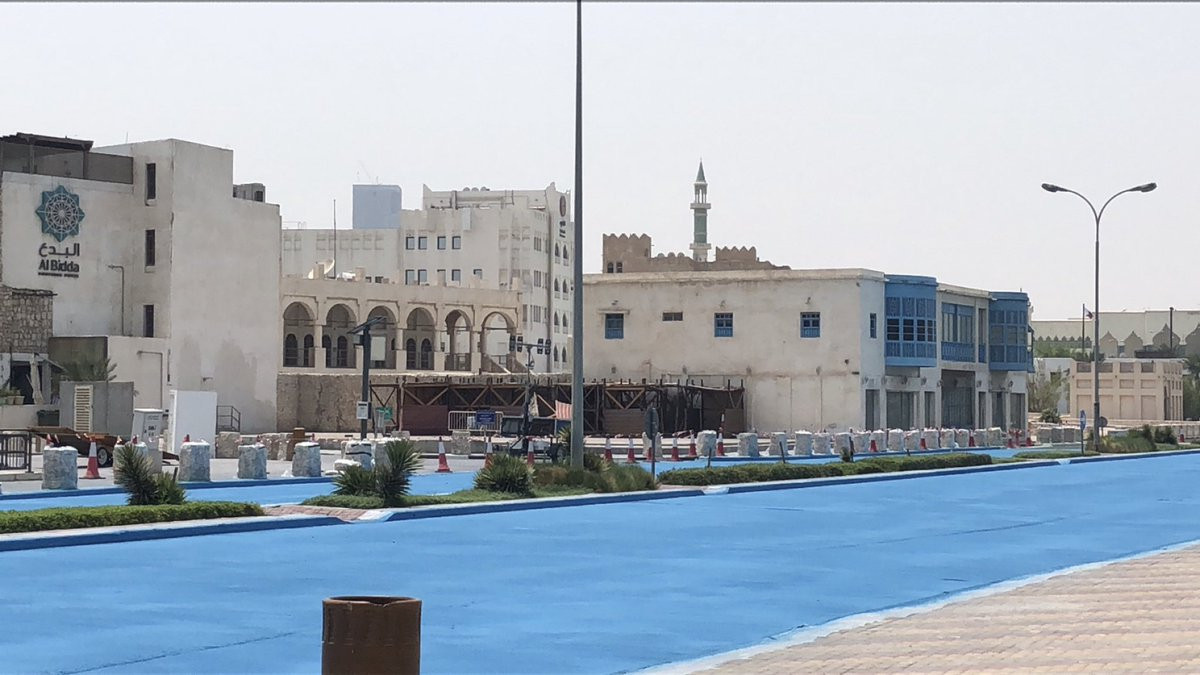 У Катарі пофарбували дорогу у синій колір - фото 1