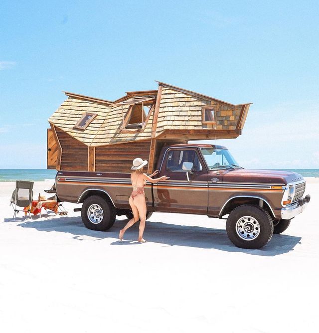 Розкішна гравець у покер зачарувала фото на побережжі - фото 348638