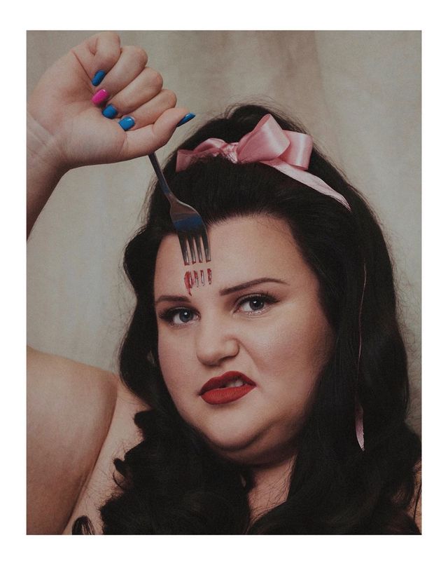 Аlyona alyona 'проколола' собі чоло виделкою (фотофакт) - фото 348701