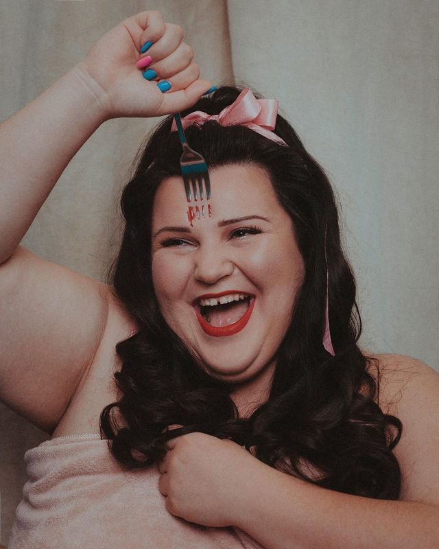 Аlyona alyona 'проколола' собі чоло виделкою (фотофакт) - фото 348702