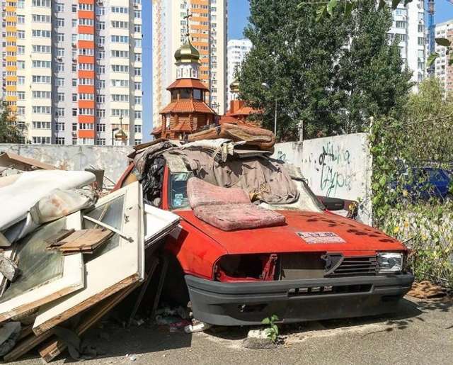 У Києві серед сміття знайшли легендарне авто - фото 348710