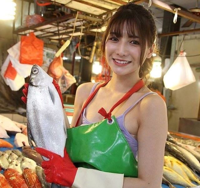 Дівчина, яка торгує рибою, привернула увагу в мережі - фото 349139