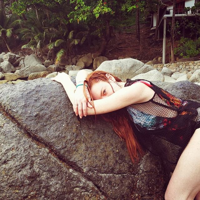 Сексуальна русалонька? Ліндсей Лохан нагадала про себе фото на пляжі - фото 349274